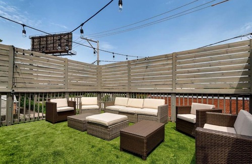 Pulaski Park Apartment | Central Chicago Suite2 Access to Patio