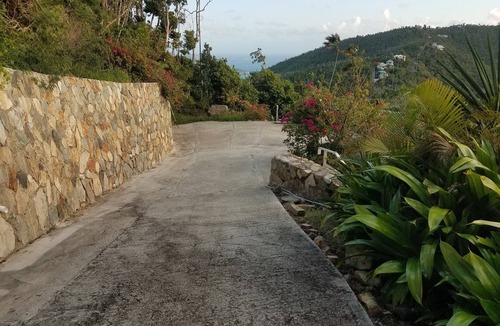 Upper Carolina Villa | Central: close to public transpertation beaches and trails of the National Park
