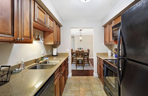 Saint Simons Heights Apartment | Central Condo | Pool & Gym | 10 Min to East Beach