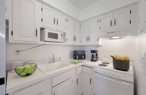 Marco Island Condo | Central Condo | Pool, Grills & Walk to Restaurants