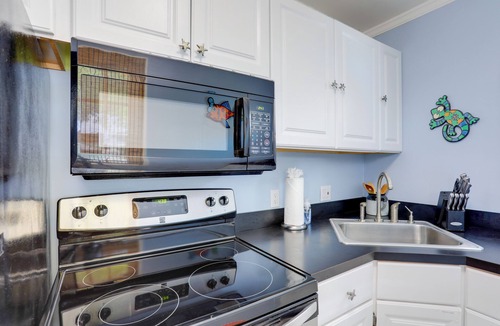 Truman Annex Condo | Central Condo w/Deck & Pool Access in Key West!