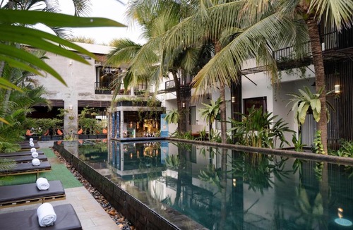 Wat Bo Area Hotel | Central Corner Suite