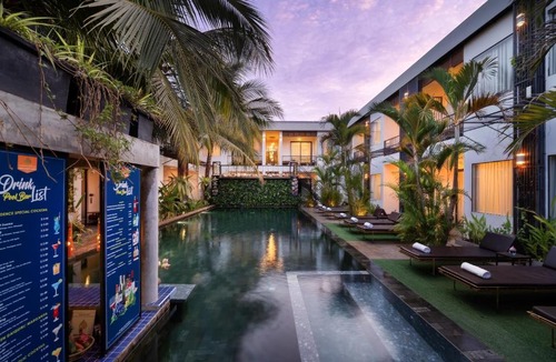Wat Bo Area Hotel | Central Corner Suite