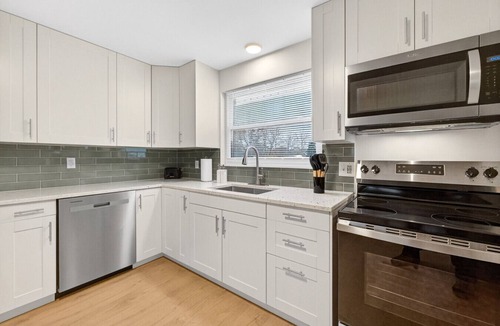 North Canton Apartment | Central Cozy 2BR w/Garage & Airport Nearby