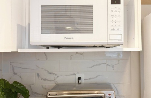 Killarney House | Central, Cozy Spacious 3 BR Private Suite EV Charging Near Transit