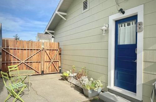 Arcata House | Central Craftsman Apartment