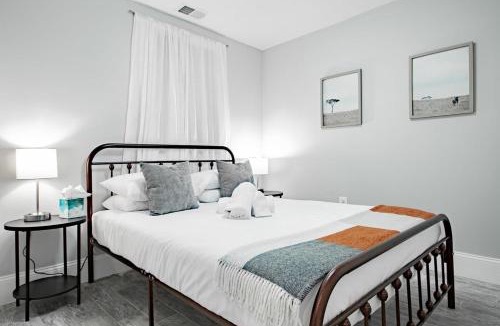 Truxton Circle House | Central DC Flat Sleeps 3 Convention Center