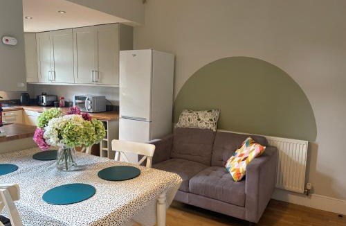 Derby House | Central Derby pride park 4 bedrooms 7 beds -Spacious contractors large group -Cul de Sac EasyFREE PARKING