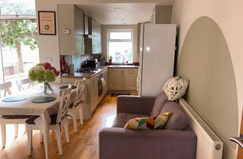 Derby House | Central Derby pride park 4 bedrooms 7 beds -Spacious contractors large group -Cul de Sac EasyFREE PARKING