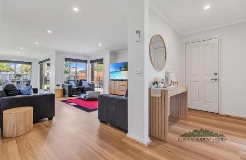 Echuca House | Central Echuca Escape, Heated Pool, 3 BDR