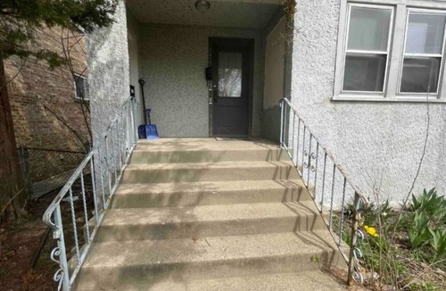 Evanston Apartment | Central Evanston Private 1st Floor Roomy Apt