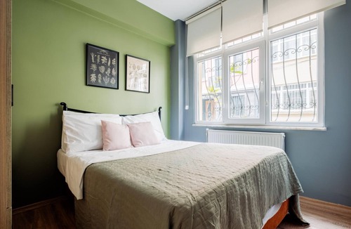 Cihangir Apartment | Central Flat w Balcony 5 min to Coast and Taksim