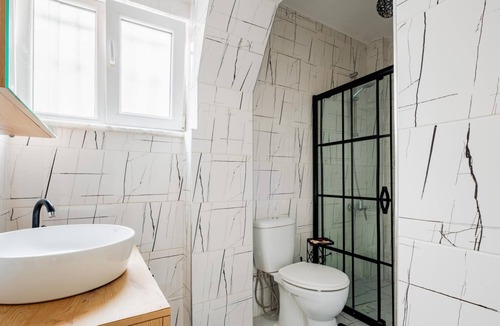 Cihangir Apartment | Central Flat w Balcony 5 min to Coast and Taksim