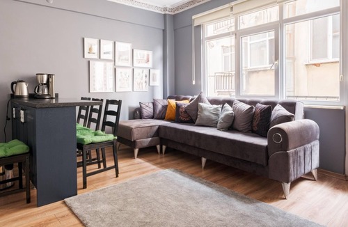 Cihangir Apartment | Central Flat w Balcony 5 min to Coast and Taksim