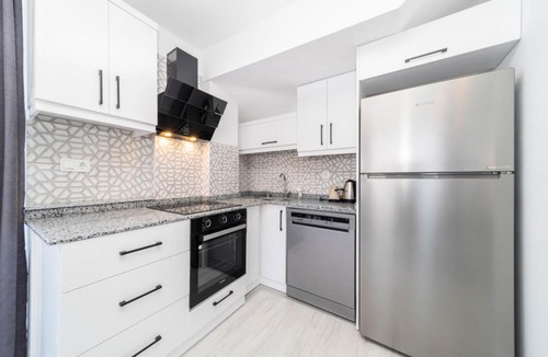 Eski Lara Apartment | Central Flat with Balcony and Terrace in Muratpasa