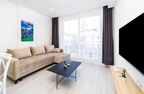 Eski Lara Apartment | Central Flat with Terrace in Muratpasa