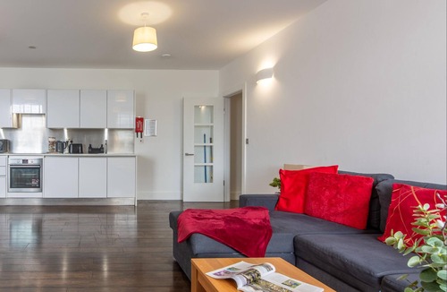 Reading Apartment | Central | Free Secure Parking | Relocating Families