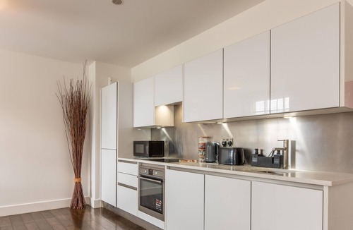 Reading Apartment | Central | Free Secure Parking | Relocating Families