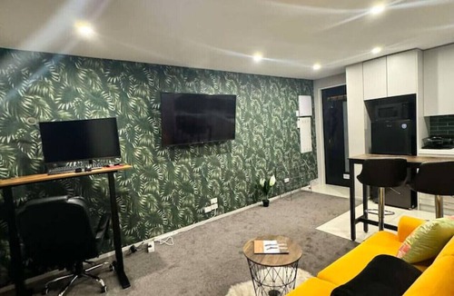 Christchurch City Centre Apartment | 🏙️ Central fully set up Townhouse | Opposite Stadium | Work From Home Ready
