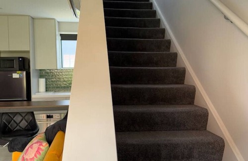 Christchurch City Centre Apartment | 🏙️ Central fully set up Townhouse | Opposite Stadium | Work From Home Ready