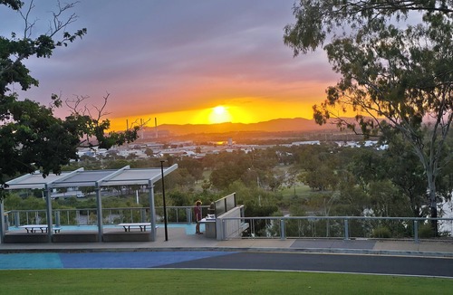 Gladstone House | ​Central Gem: 3BR & 2.5B Townhouse, Walk distance to Shops, Rail, Pool and Parks