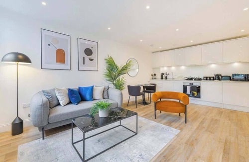 Gravesend Apartment | Central Gravesend 1BR | Kitchen +Wi-Fi | Sleeps 2