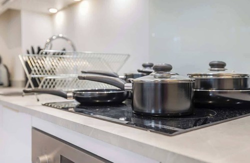 Gravesend Apartment | Central Gravesend 1BR | Kitchen +Wi-Fi | Sleeps 2