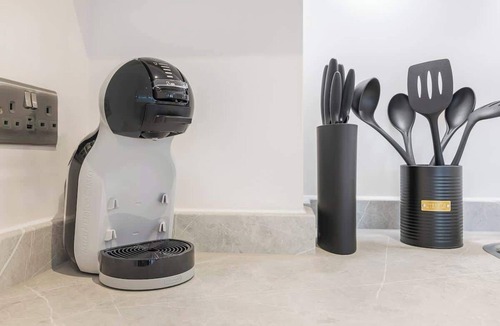 Gravesend Apartment | Central Gravesend 1BR | Kitchen +Wi-Fi | Sleeps 2