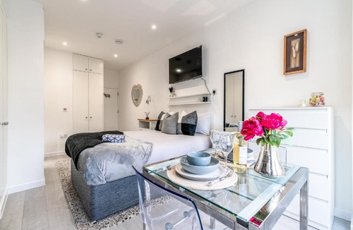 Harrow Apartment | Central Harrow Studios 3mins to station!