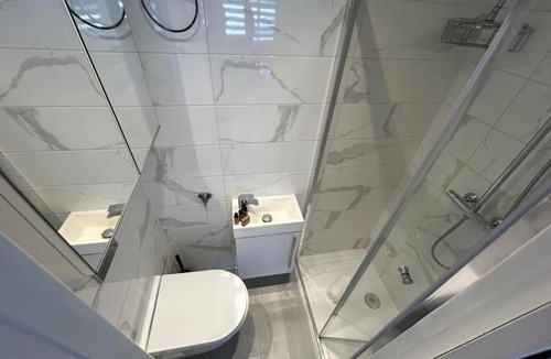 Harrow Apartment | Central Harrow Studios 3mins to station!