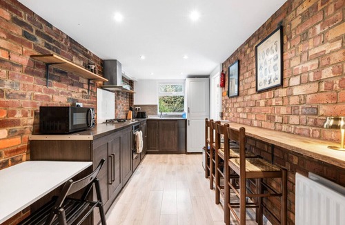 Horsham House | Central Horsham 5BR Home | Parking | Pets Allowed