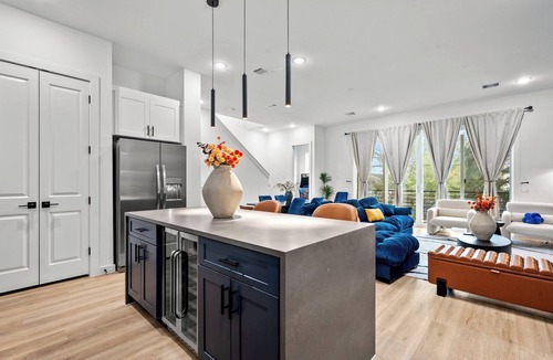 South Central Houston House | Central Houston 9BR Retreat – 2 Hot Tubs + Game Room – Sleeps 20+