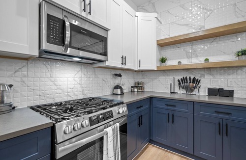 South Central Houston House | Central Houston 9BR Retreat – 2 Hot Tubs + Game Room – Sleeps 20+