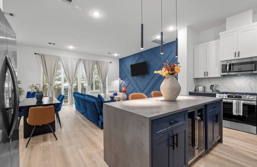 South Central Houston House | Central Houston 9BR Retreat – 2 Hot Tubs + Game Room – Sleeps 20+