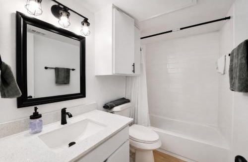 Hancock Apartment | Central Hyde Park 2BR king suites close to UT, Moody Center, DT