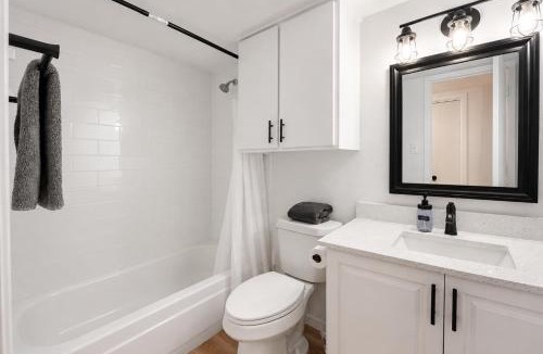 Hancock Apartment | Central Hyde Park 2BR king suites close to UT, Moody Center, DT