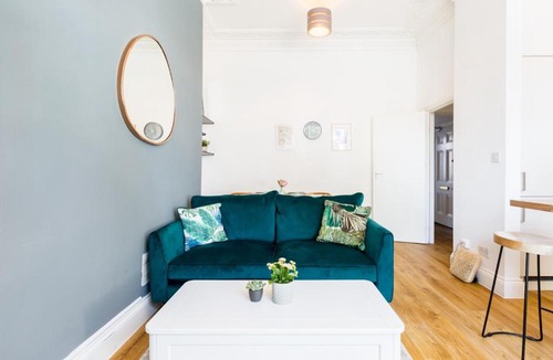 Leamington Spa Apartment | Central Leamington Spa 2 Bed Flat with Parking - Pass the Keys