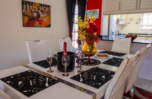 Margate Beach Apartment | Central Location |Beach Access | Patio