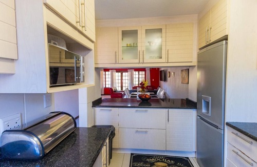 Margate Beach Apartment | Central Location |Beach Access | Patio