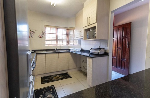Margate Beach Apartment | Central Location |Beach Access | Patio