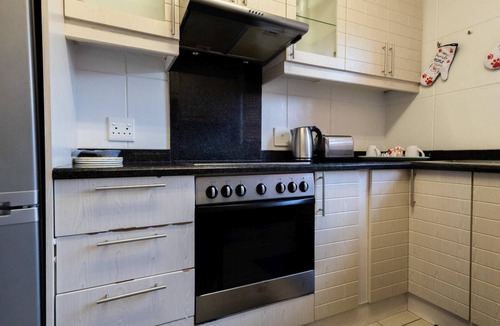 Margate Beach Apartment | Central Location |Beach Access | Patio