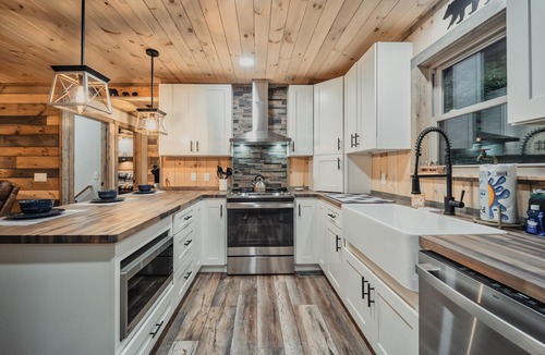 Smoky Mountains Cabin | 🚘Central Location 👙Hot tub 🌄Great Views🛌Linens🔥Firepit🍳Stocked Kitchen