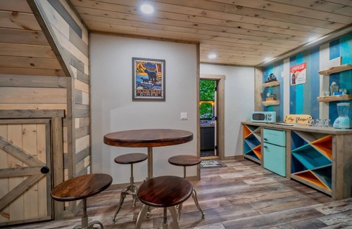 Smoky Mountains Cabin | 🚘Central Location 👙Hot tub 🌄Great Views🛌Linens🔥Firepit🍳Stocked Kitchen