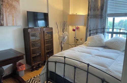 Richmond City Centre House | Central location in the city. Close to transportation, mall, pool and more.
