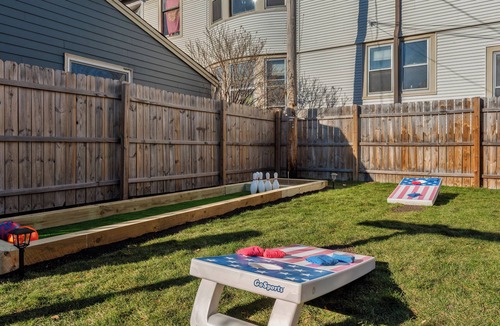 Milwaukee House | Central location, newly remodeled, Backyard, Firepit, Hot Tub, A/C, Pet-Friendly