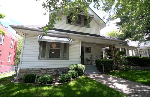 Southmoreland House | Central location Plaza Area 2 story Home Sleeps 8-10 3+ bedrooms 2 full baths