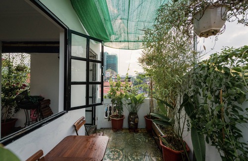 Van Mieu Apartment | Central Location with Wide Window and Roof-top Garden