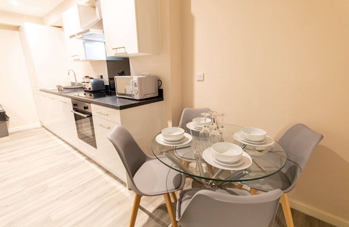 Manchester Apartment | Central Manchester Modern 2BR – Sleeps 4