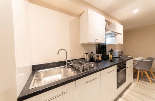 Manchester Apartment | Central Manchester Modern 2BR – Sleeps 4