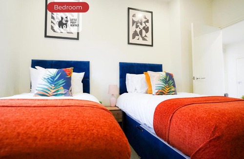 Stevenage Apartment | Central Modern 2 Bedroom Apartment with Gym and Parking